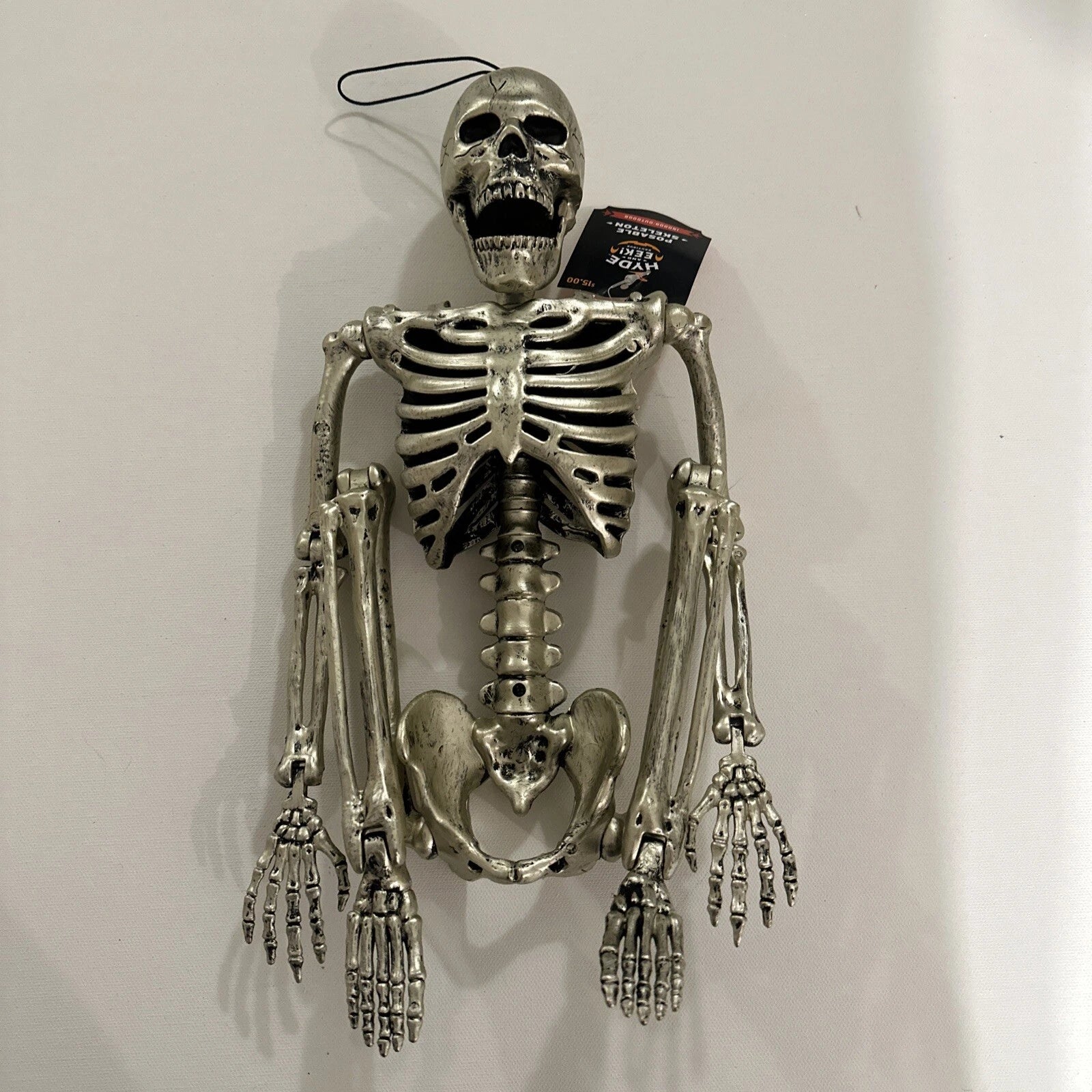 Esqueleto Posable Hyde & EEK! Halloween 22 pulgadas, detalle espeluznante