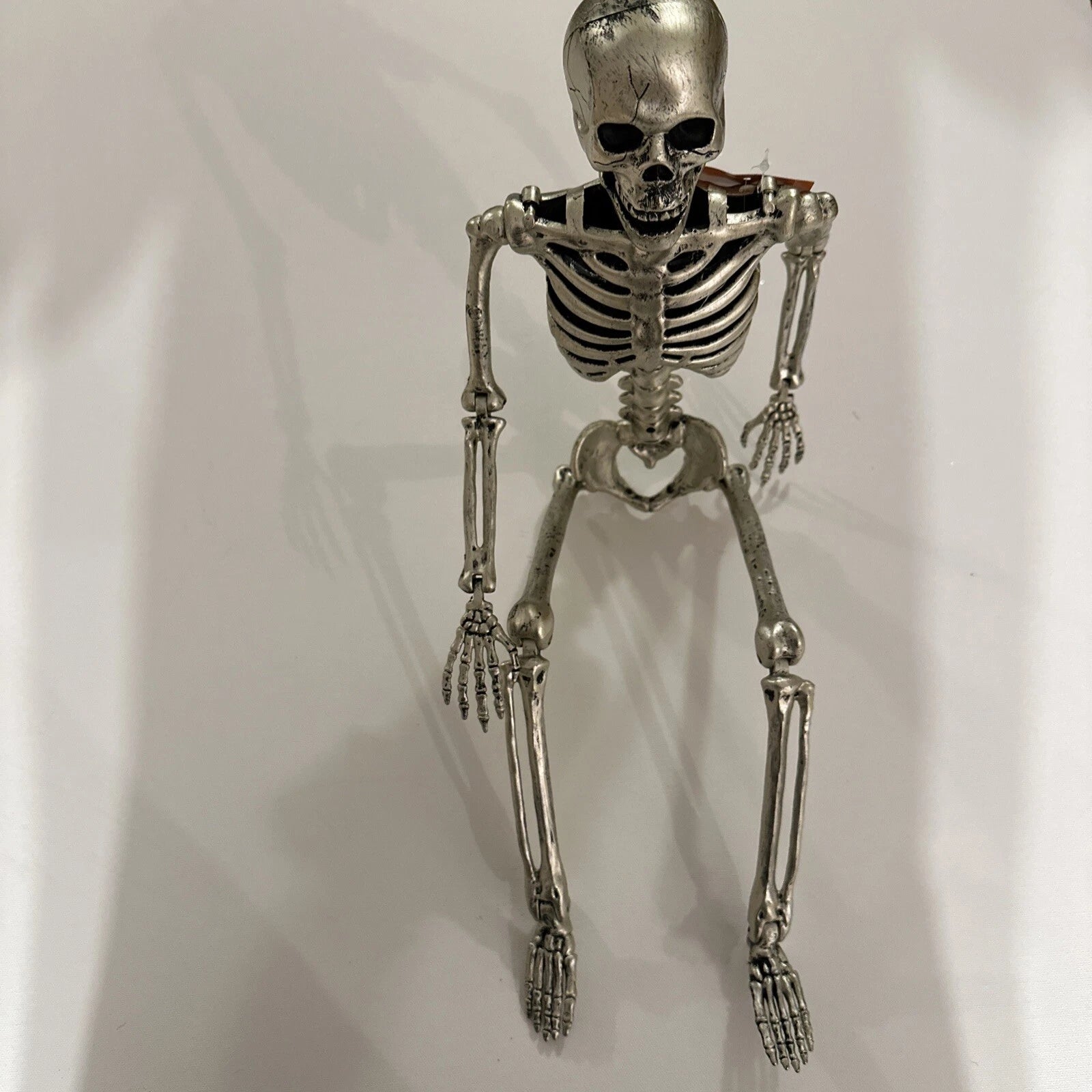 Esqueleto Posable Hyde & EEK! Halloween 22 pulgadas, detalle espeluznante
